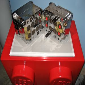 ขายตรงจากโรงงาน แม่พิมพ์เลโก้ แม่พิมพ์แบบกำหนดเองสำหรับทหารของเล่น ชิ้นส่วนแม่พิมพ์ฉีดอลูมิเนียม แม่พิมพ์รถของเล่นพลาสติก PP สำหรับขาย - Product Image 2