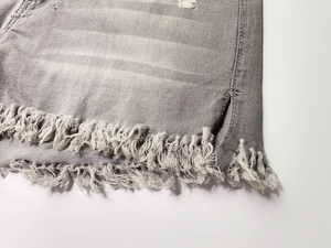 กางเกงยีนส์ขาสั้นผู้หญิงแบบมีกระดุม ระบายอากาศได้ดี ผลิตจากผ้าโพลีเอสเตอร์เดนิม ขายส่งแบบใหม่ ดีไซน์ขาดๆ เซ็กซี่ รับสั่งทำได้ - Product Image 2