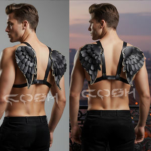 Harnais de poitrine ajustable en similicuir noir avec ailes d'ange et clous dorés - Product Image 6