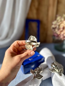 Anneau de serviette en forme de rose, finition argentée, parfait pour une mise en scène élégante de la table et la décoration de la salle à manger, fabriqué à la main en Inde. - Product Image 5