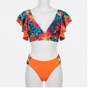Ensemble bikini 2 pièces à imprimé floral avec haut court à volants et bas hipster orange, maillot de bain pour femme à col en V profond - Product Image 1