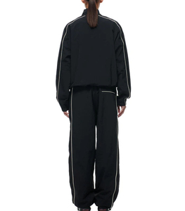 Conjunto de Chaqueta Cortavientos y Pantalones Deportivos para Mujer, de Nailon Negro Ligero y Reflectante, Estilo Urbano, Corte Regular - Product Image 3