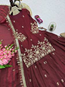 Ensemble Kurta et Jupe en Organza Bourgogne de Luxe avec Dupatta Festonné – Prêt à Expédier – Tenues Traditionnelles Indiennes de Mariée – Vente en Gros pour Fêtes - Product Image 3