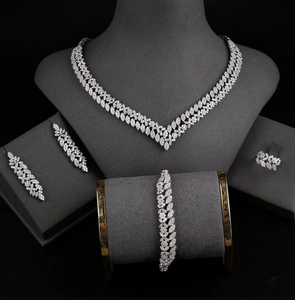 Ensemble de bijoux de mariée Orelia Luxe Orelia 451 plaqué platine, collier, boucles d'oreilles, bracelet et bague en zircon cubique pour mariage et fête - Product Image 1
