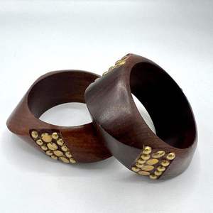 Bracelet rond classique en bois SOFIYA CRAFT pour femme, finition lisse et polie, grain naturel brun, accents métalliques dorés, bijoux de mode catholique - Product Image 5