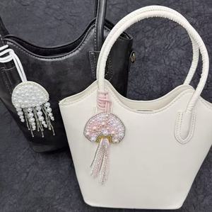 Porte-clés en strass vintage fait main, couleur blanche méduse, avec breloque de poignet lettre initiale alphabet multicolore, style bling pour fête - Product Image 2