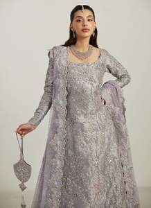 Robe de mariée vintage en soie violette, coupe trapèze, manches longues, col carré, longueur ras du sol, broderie en dentelle, traîne détachable, boutonnée - Product Image 2