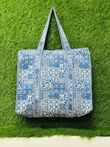 Sac fourre-tout patchwork bleu et blanc style bohème – Grand sac à bandoulière matelassé en coton, sac de shopping et de voyage réutilisable avec poignée rayée - Product Image 2
