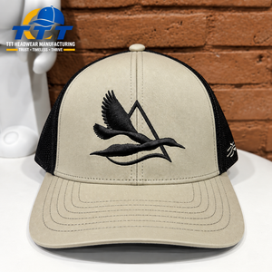 Casquette de baseball trucker personnalisée TTT à 5 panneaux en maille marron kaki avec logo brodé et fermeture snapback 100% polyester, fabriquée au Vietnam - Product Image 1