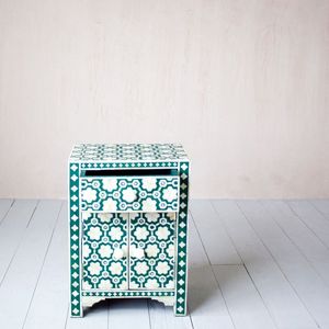 Elegante Mesita de Noche con Incrustaciones de Hueso, Hecha a Mano, con Decoración Artística Geométrica - Product Image 1