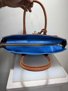 Sac fourre-tout RABADA pour femme en cuir de vachette bleu à poils, avec garniture en cuir véritable marron, bandoulière amovible, durable, idéal pour les mariages - Product Image 4