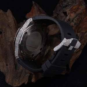 Montre Hip Hop entièrement sertie de diamants, fabriquée à la main, mouvement à quartz, bracelet en caoutchouc noir - Product Image 5