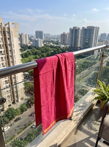 Serviette de bain en coton rayée rose, teinte en fil, douce et absorbante, avec bordure dorée et finition velours doux - Product Image 5