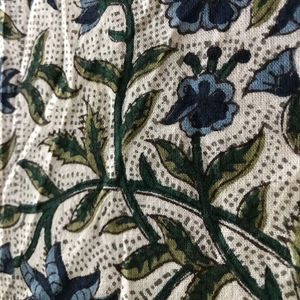 Tela de Algodón Estampada a Mano – Diseño Floral de Enredaderas en Azul Índigo sobre Base Natural |   Textiles Artesanales Indios - Product Image 2