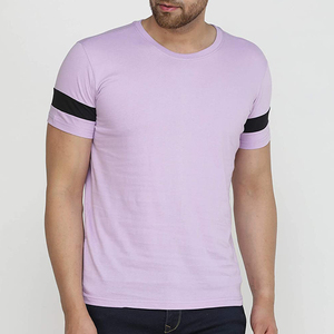 Camiseta de Manga Corta para Hombre, Color Morado Claro, con Ribete en Contraste Negro, Cuello Redondo, Estilo Casual, Tejido de Punto, Color Sólido - Product Image 2
