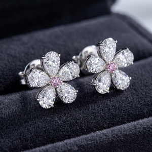 Pendientes de Flor con Diamantes Blancos y Rosados en Oro Blanco - Diseño Floral con Racimo de Pétalos en Forma de Pera, Regalo para Mujer - Product Image 3