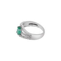 Bague triple à trois branches en or blanc 18 carats avec émeraude ovale naturelle et diamants pavés, Memoria Jewels