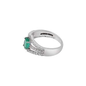 Bague triple à trois branches en or blanc 18 carats avec émeraude ovale naturelle et diamants pavés, Memoria Jewels - Product Image 2