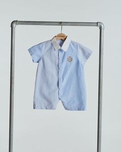 Jeno ชุดเสื้อผ้าเด็กผู้ชายชุดบอดี้สูทผ้าฝ้าย100% ปักแขนสั้นผ้าอ๊อกซ์ฟอร์ดจัมพ์สูทลายสีสำหรับเด็กอายุ6เดือนขึ้นไป - Product Image 3