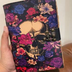 Carnet de notes artisanal en cuir vintage, couverture rigide, motif crâne gothique, grimoire, carnet de croquis, bords festonnés anciens, 100 feuilles de coton - Product Image 1