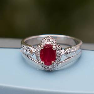 Anillo de Plata de Ley 925 al por Mayor con Rubí Natural Ovalado y Halo de Cristal, Joyería Fina para Boda o Compromiso - Product Image 1