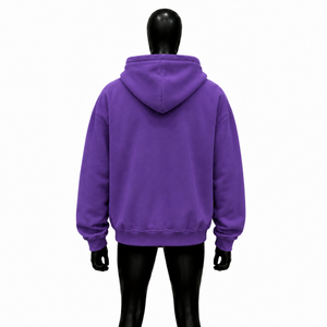 Sudadera con Capucha Oversize Morada Premium con Gráficos, Estilo Urbano, Unisex, de Forro Polar Grueso, con Tipografía en Crema Intenso - Product Image 2