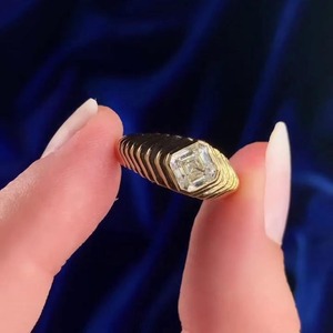 Anillo de Compromiso de Lujo con Diamante de Laboratorio Asscher de 1.0ct, Diseño Minimalista en Oro Amarillo de 14K, Certificado IGI, Anillo de Promesa - Product Image 4