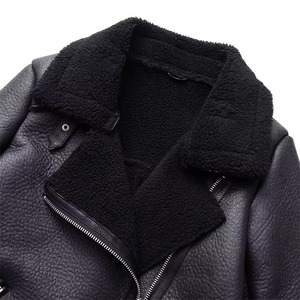 Chaqueta de cuero moto delgada negra de invierno con forro de piel de sherpa, cuello vuelto y cremallera - Product Image 2