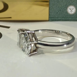 Anillo de Compromiso de Oro Amarillo de 14K con Diamante Cultivado en Laboratorio con Corte Esmeralda de 2.50 Quilates, Certificado por IGI, Joyería de Lujo para Novia, Regalo de Boda - Product Image 2