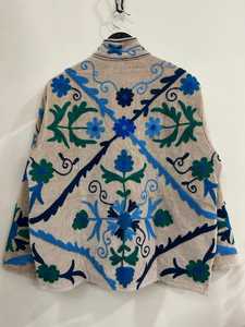 Chaqueta de Terciopelo Bordada a Mano con Elegancia Atemporal, Chaqueta Corta de Mujer con Toque Bohemio Floral, Prenda Étnica de Lujo para Festivales - Product Image 6