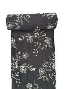 Tela de Algodón Negra Bordada de Primera Calidad con Diseño Floral Blanco en Relieve, Material Tejido para Vestidos - Product Image 4