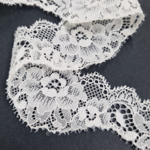 Encaje Elástico Ligero con Diseño Floral Festoneado, 6.5cm de Ancho, para Lencería, Vestidos y Decoración Nupcial - Product Image 1