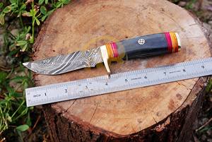 Couteau de chasse Damas de qualité supérieure avec manche en bois – Couteau de survie artisanal pour l'extérieur, cadeau pour homme - Product Image 4