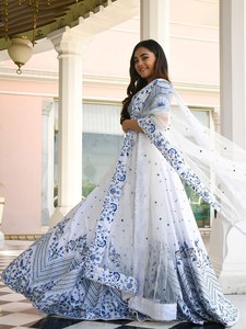 Lehenga blanc évasé de créateur moderne avec blouse bleue inspirée des coquillages - Ghagra Choli de luxe brodé de sequins Zari pour mariage - Product Image 1