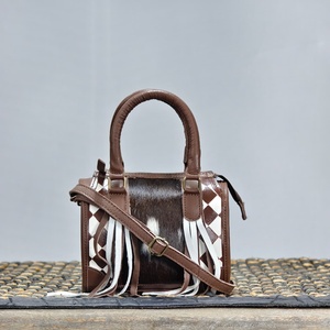 Bolso de mano de cuero vacuno marrón de lujo con rayas blancas y borlas, asa de cuero, bolso cruzado tipo Speedy - Product Image 1