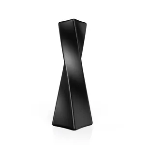 Elegante florero de metal delgado en color dorado para cenas románticas con tulipanes o rosas que aportan un toque suave a tu decoración. - Product Image 2