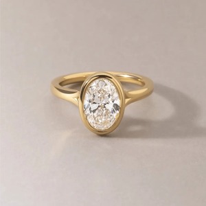 Anillo de Compromiso con Bisel de Diamante Cultivado en Laboratorio de Corte Ovalado de 2 Quilates, Oro Amarillo de 14K, Venta al por Mayor - Product Image 1