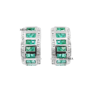 Vente en gros de boucles d'oreilles créoles en argent sterling 925 avec émeraude carrée naturelle et accent de diamant, Memoria Jewels - Product Image 4