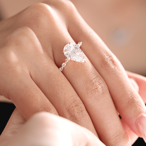 Bague de fiançailles en or jaune 14 carats avec diamant de laboratoire taille poire de 3 carats, bande de diamants ronds festonnés, certifiée IGI, halo caché. - Product Image 6