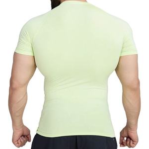 Concevez votre propre t-shirt de compression pour homme avec logo frontal - T-shirt anti-UV respirant et à séchage rapide en tissu polyester/nylon - Product Image 4