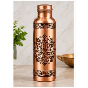 Botella de Agua de Metal Martillado Color Verde Azulado con Tapa de Madera, Portátil para Viajes, Diseño Moderno - Product Image 6