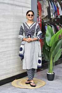 Mejora tu guardarropa étnico con este elegante conjunto de kurti de diseñador, elaborado y comprado directamente del proveedor a precio de mayoreo. - Product Image 2