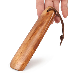 Cuchara para zapatos de madera con cordón de cuero disponible en madera de acacia, mango, pino, roja, sheesham y otras especies de madera. Año 2026. - Product Image 1