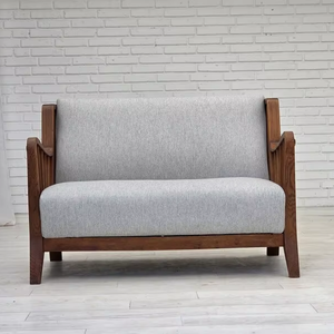 Sofá de Estilo Art Déco de Lujo con Estructura de Madera de Nogal Pulido y Tapicería de Tela Suave Color Marfil - Product Image 1