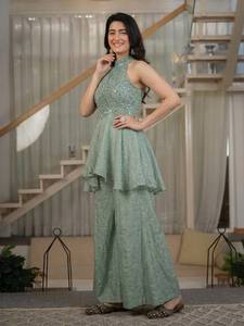 Ensemble Sharara Premium Fandy Crush pour femmes avec travail de perles faites à la main, embellissements en perles et design élégant pour les occasions de fête - Product Image 4