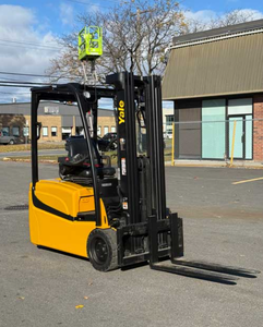 Chariot élévateur électrique à 3 roues Yale ERP035VT, capacité de 3500 lbs - Product Image 4