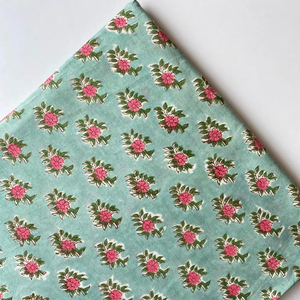 ผ้าฝ้ายอินเดียทำมือขายส่ง พิมพ์ลายดอกไม้ด้วยมือ เป็นมิตรกับสิ่งแวดล้อม ระบายอากาศได้ดี เหมาะสำหรับตกแต่งบ้าน กระเป๋า ผ้าม่าน และงานฝีมือ - Product Image 1