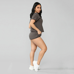 Nuevo diseño de conjunto de dos piezas estampado para mujer, conjunto informal de dos piezas para verano, ropa de entrenamiento para damas, conjunto de camisa y pantalones cortos de 2 piezas. - Product Image 2