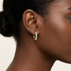Petites boucles d'oreilles créoles en or massif 14K avec diamants de laboratoire, taille brillant rond et baguette, style Huggie moderne - Product Image 1