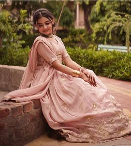 NiMa Creations Salwar Kameez en Crêpe de Soie Naturelle Brodé Rose, Tenue Traditionnelle Indienne pour Mariage, Longueur Genou pour Filles, Séchage Rapide - Product Image 5
